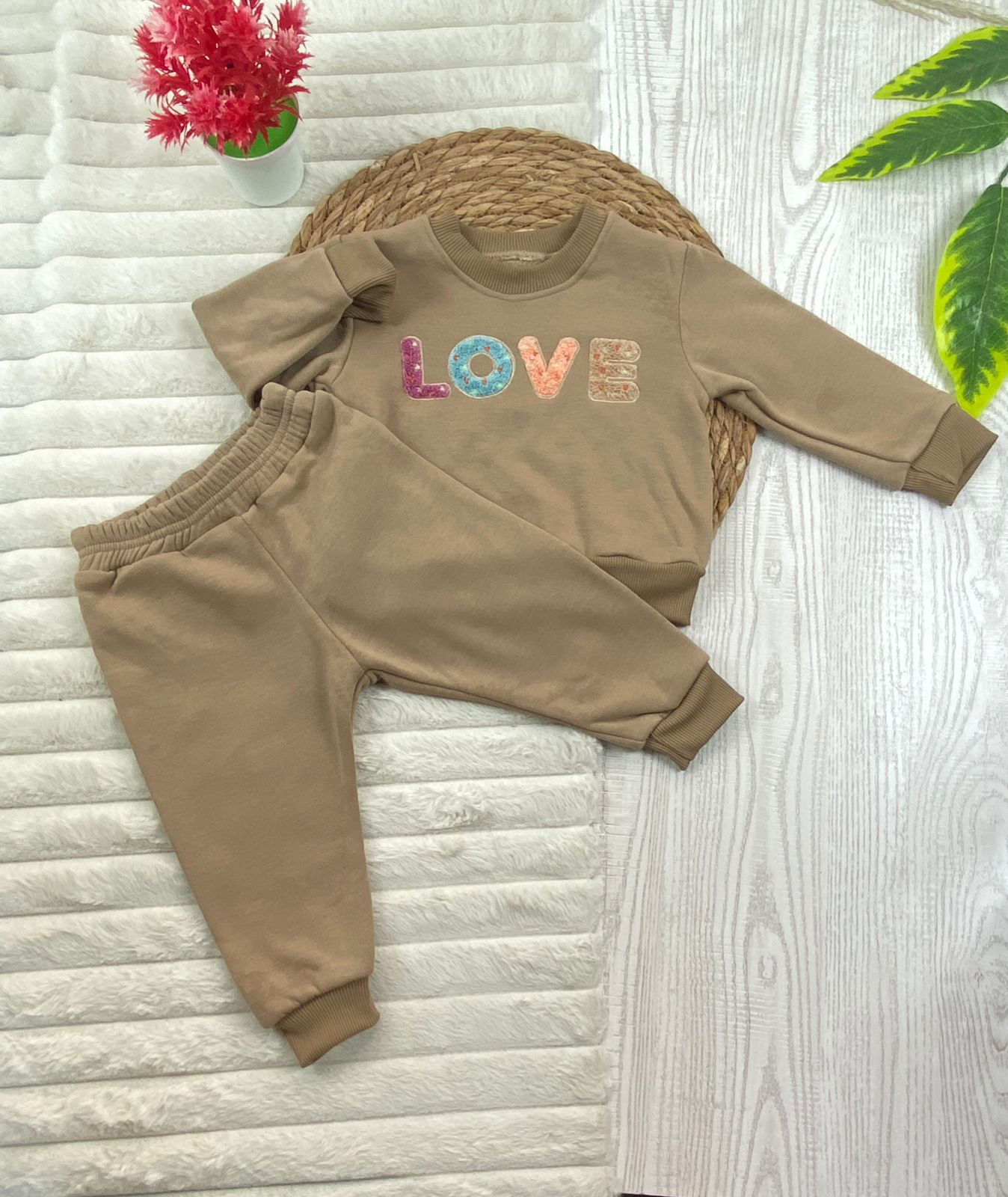 طقم بناتي شتوي خامه ميلتون مبطنه من الداخل مكون من قطعتين LOVE 🤍🤍