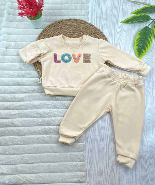 طقم بناتي شتوي خامه ميلتون مبطنه من الداخل مكون من قطعتين LOVE 🤍🤍