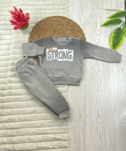 طقم اولادي شتوي خامه ميلتون مبطنه من الداخل مكون من قطعتين STAY STRONG 🤍🤍