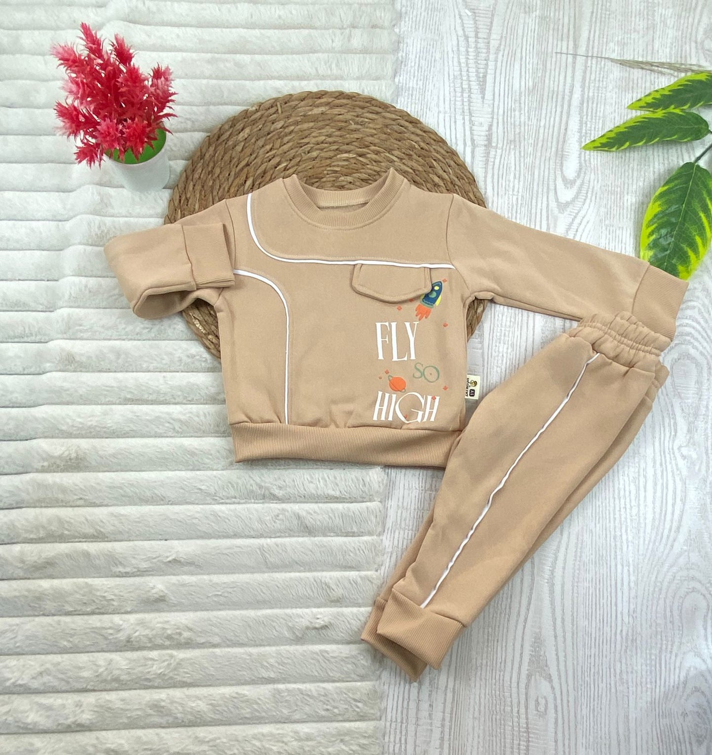 طقم اولادي شتوي خامه ميلتون مبطنه من الداخل مكون من قطعتين FLY HIGH  🤍🤍