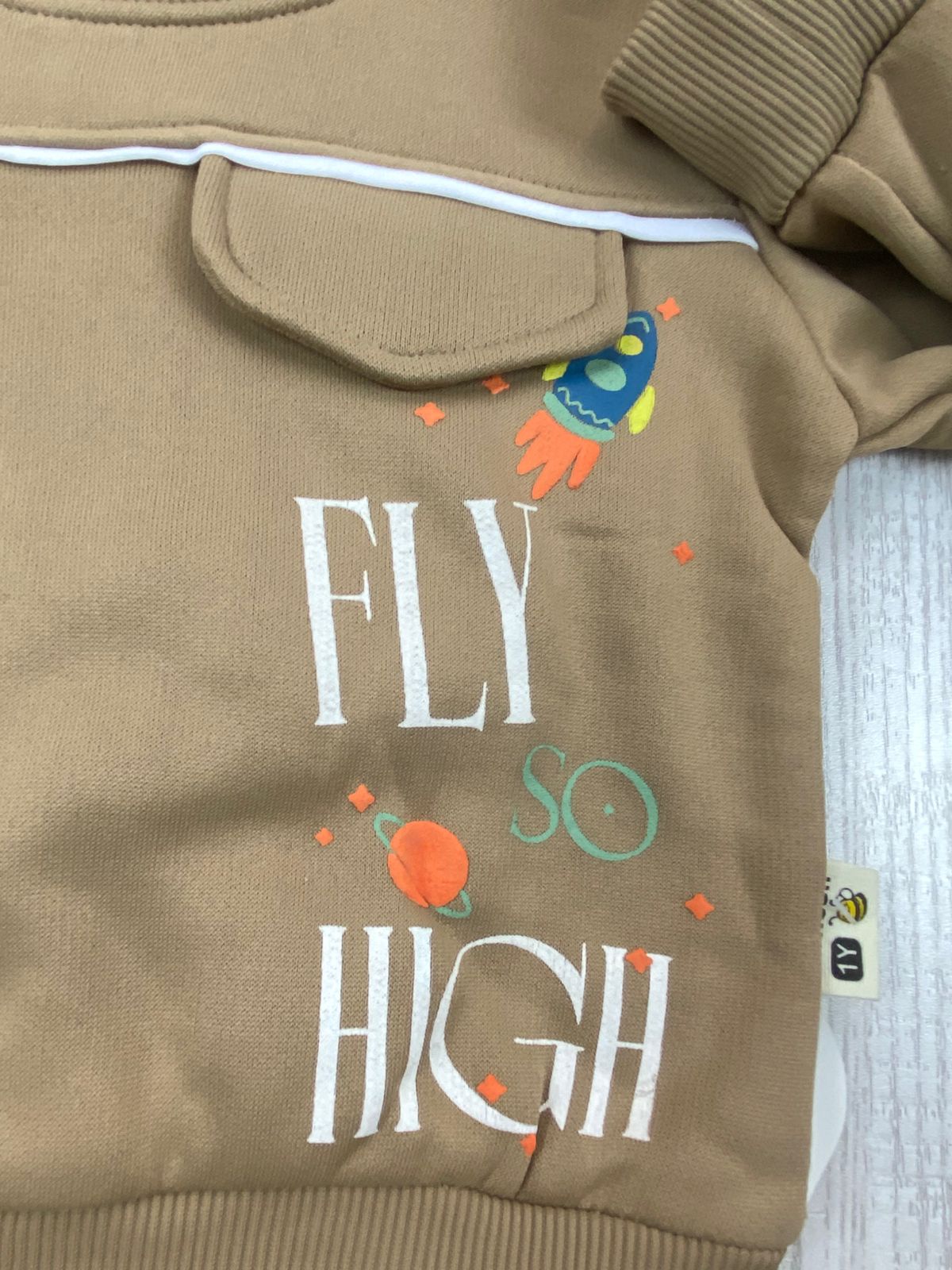 طقم اولادي شتوي خامه ميلتون مبطنه من الداخل مكون من قطعتين FLY HIGH  🤍🤍