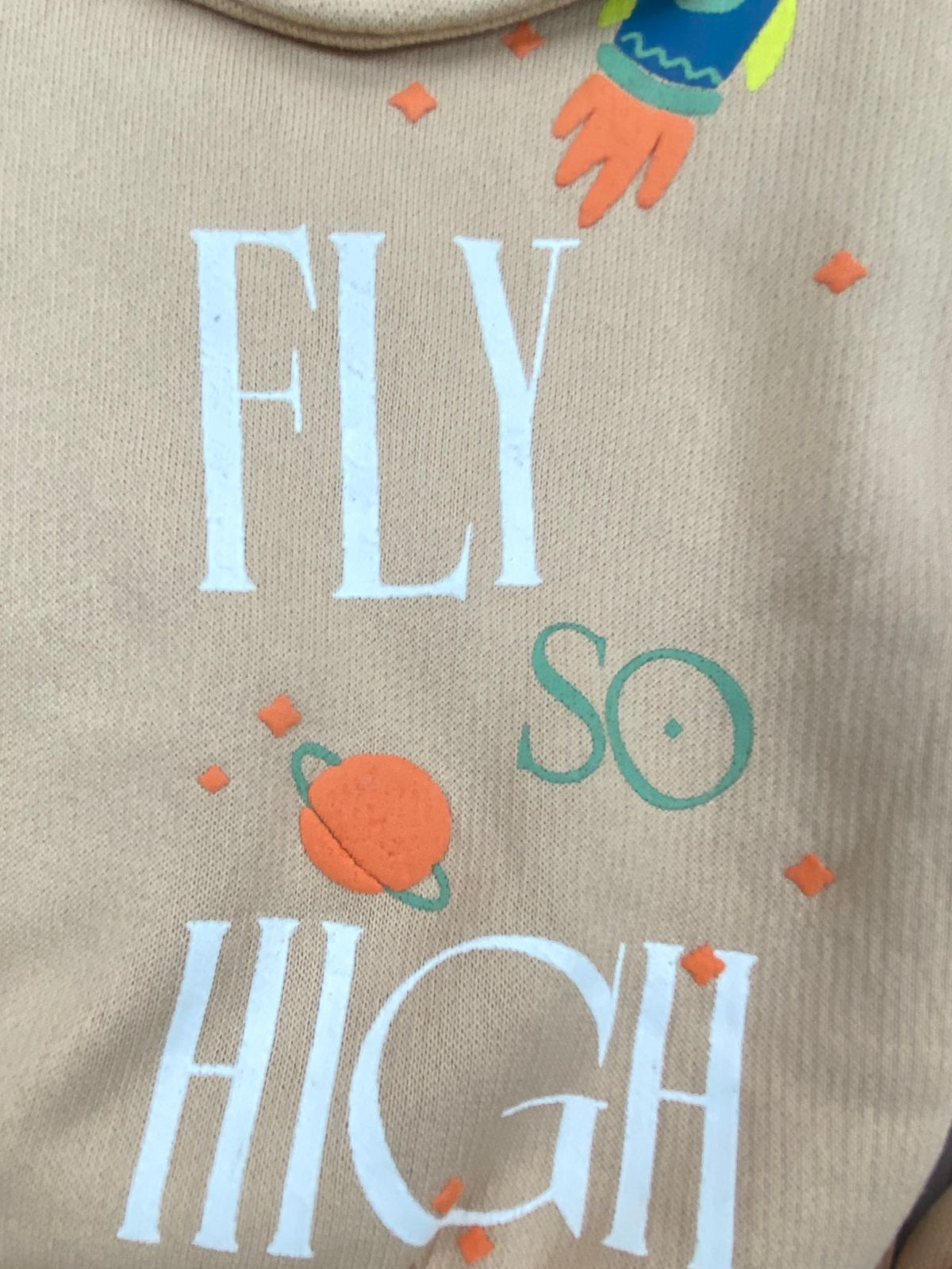 طقم اولادي شتوي خامه ميلتون مبطنه من الداخل مكون من قطعتين FLY HIGH  🤍🤍