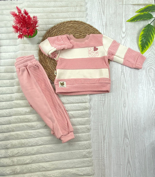 طقم بناتي شتوي خامه ميلتون مبطنه من الداخل مكون من قطعتين رسمة قلب🤍🤍