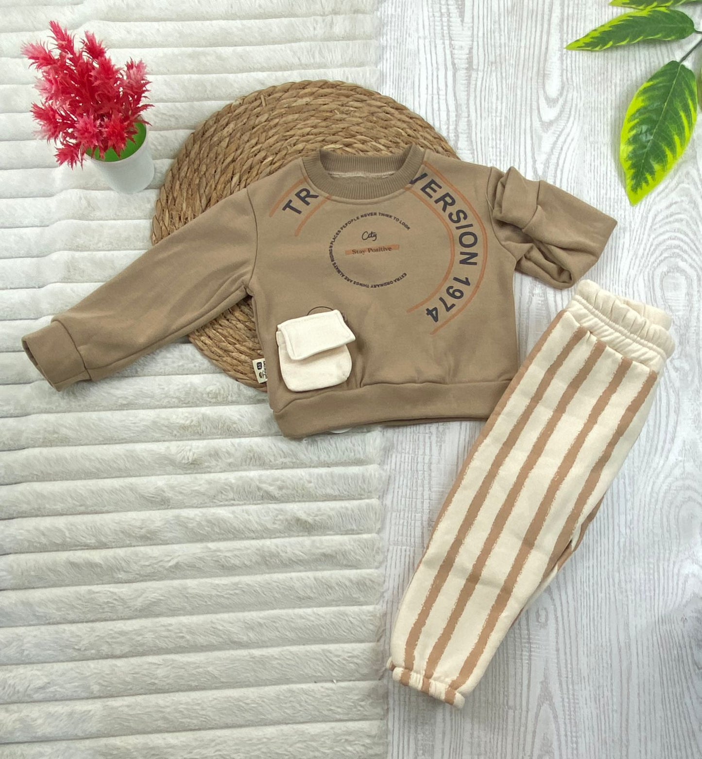 طقم اولادي شتوي خامه ميلتون مبطنه من الداخل مكون من قطعتين version 1974  🤍🤍