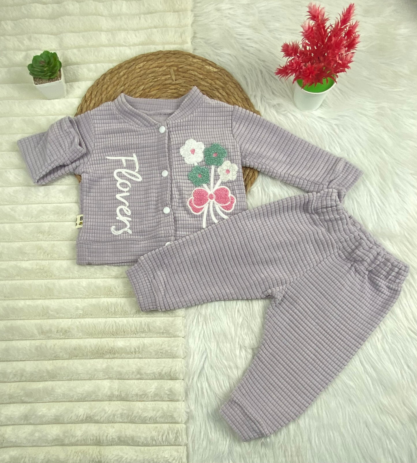 طقم بناتي شتوي خامه قطيفه مكون من قطعتين flower🤍🤍