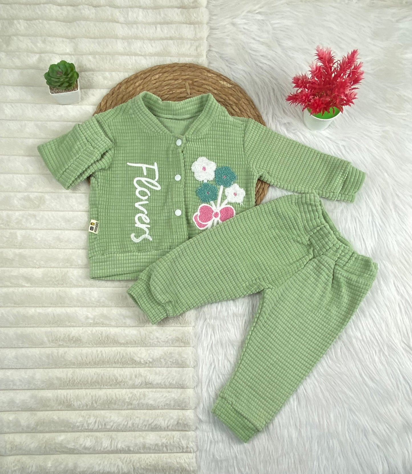 طقم بناتي شتوي خامه قطيفه مكون من قطعتين flower🤍🤍