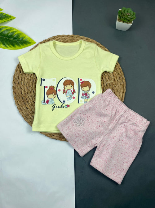 طقم بناتي صيفي رائع مكون من تيشيرت وشورت رسمة 3 بنات 🥰🩷