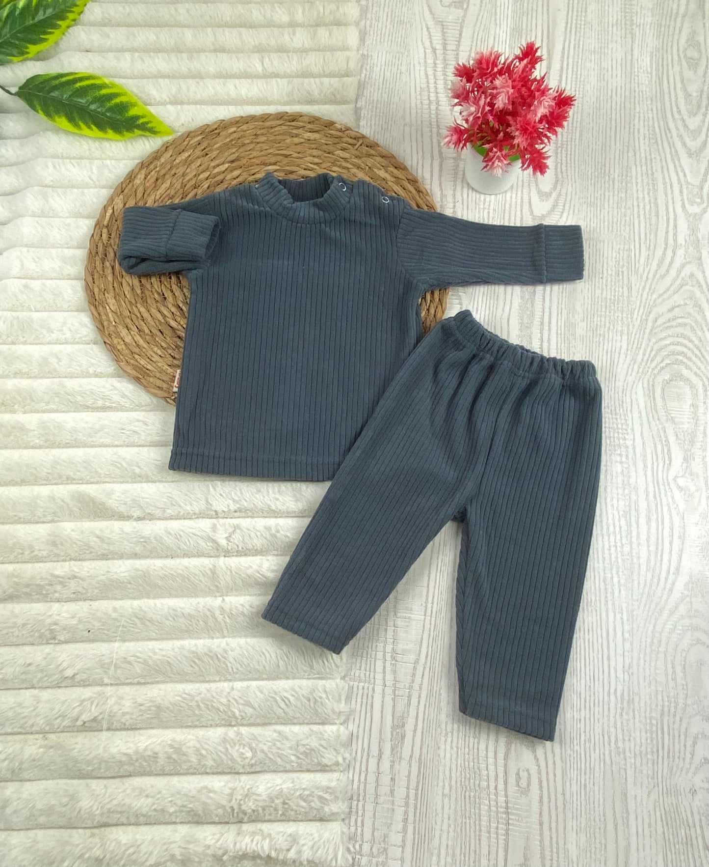 بيجامه قطيفه مسحب مكستر اولادي وبناتي مكونه من قطعتين 🤍🩷