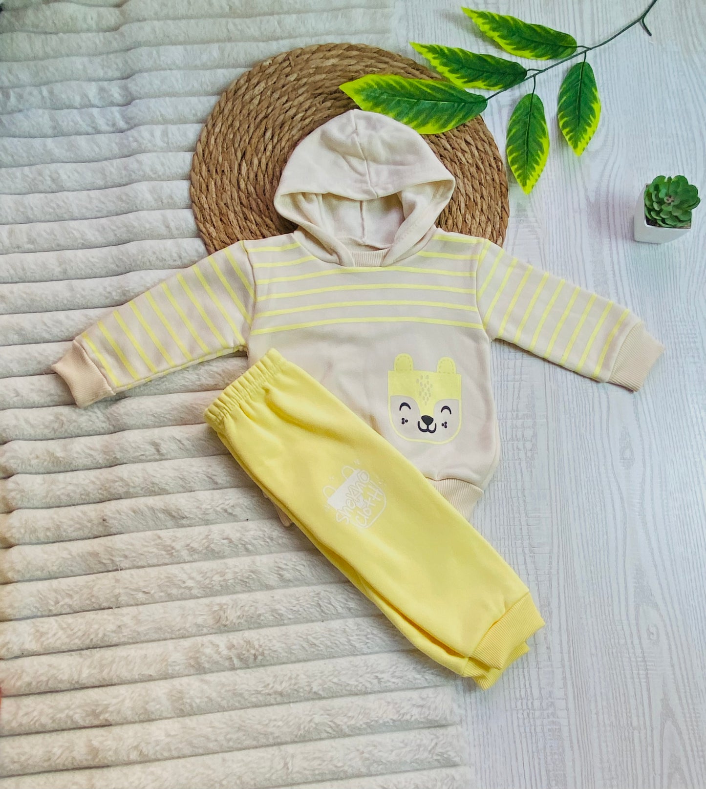 طقم اولادي وبناتي شتوي خامه ميلتون مكون من قطعتين رسمة سنجاب❤️🤍