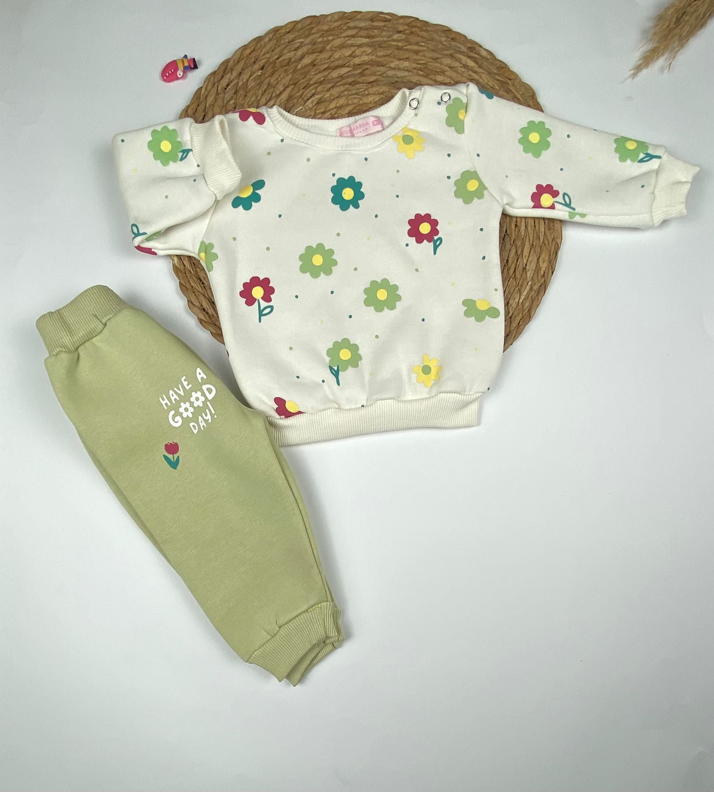 طقم ميلتون شتوي بناتي مكون من قطعتين رسمة ورد 🤍😍🩷