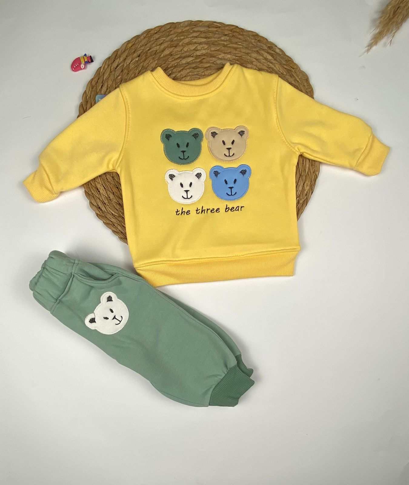 طقم شتوي اولادي خامه ميلتون مكون من قطعتين رسمة دببه 🐻‍❄️🐻‍❄️❤️