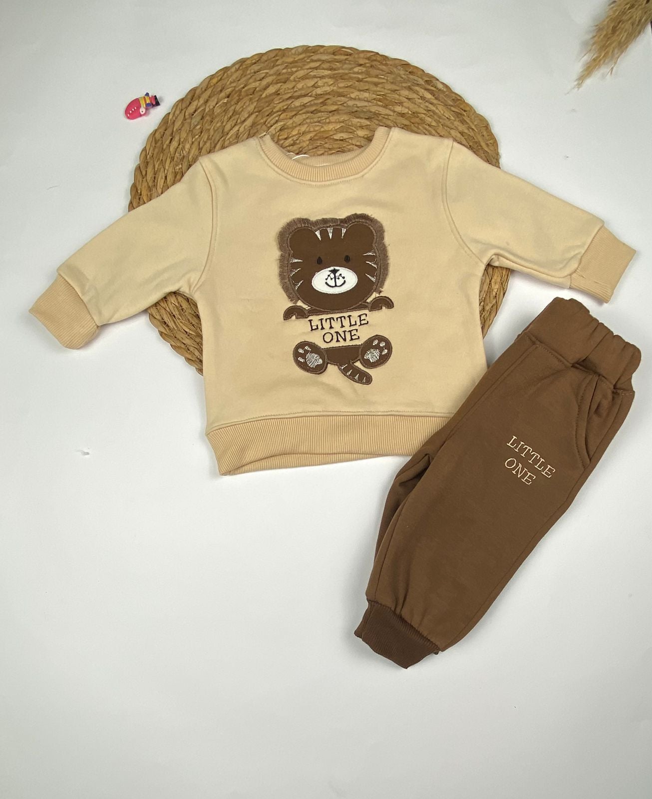 طقم شتوي خامه ميلتون اولادي مكون من قطعتين رسمة دب 🐻‍❄️🤍