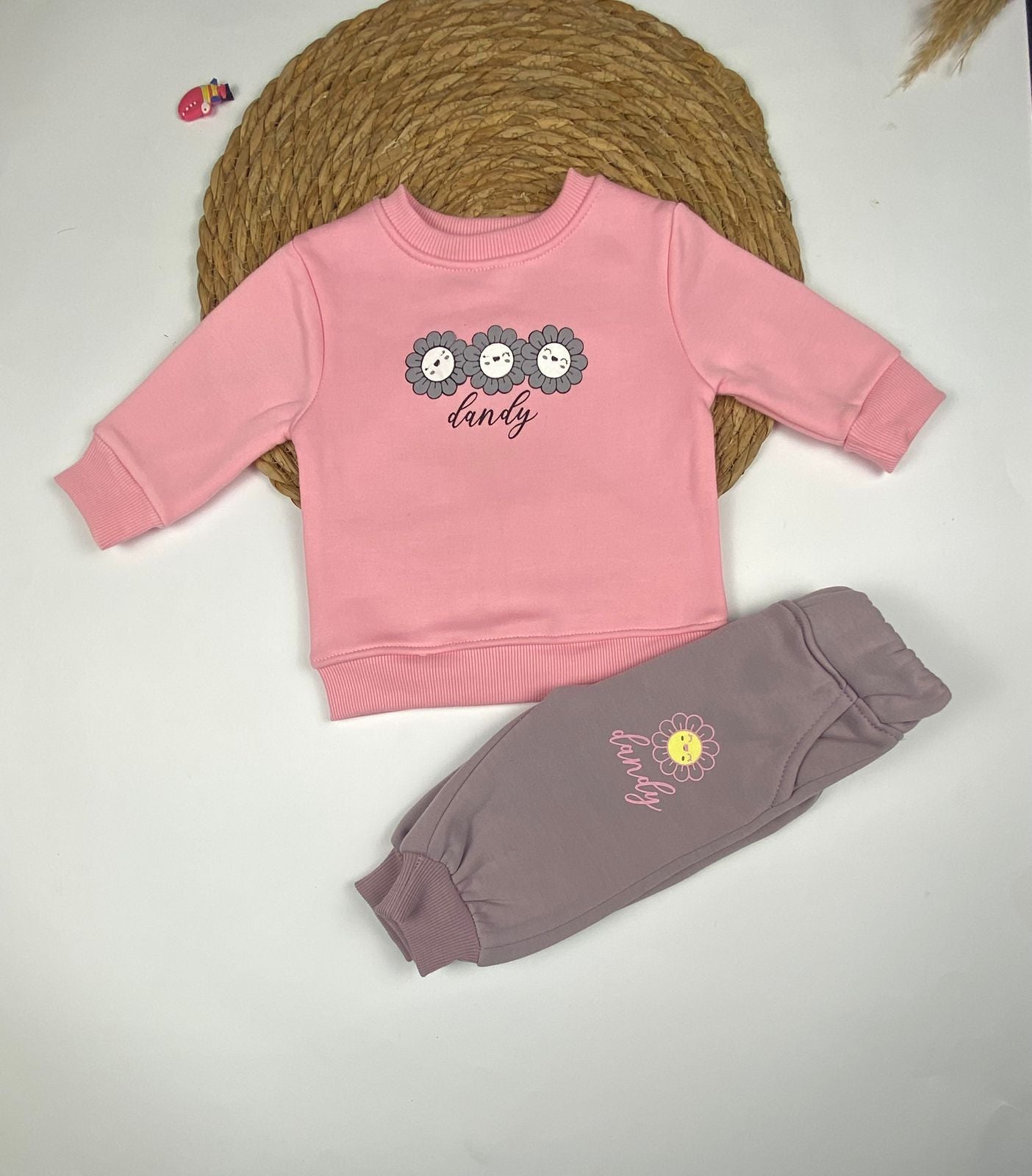 طقم بناتي شتوي خامه ميلتون مكون من قطعتين رسمة 3 وردات 😍🩷🩷