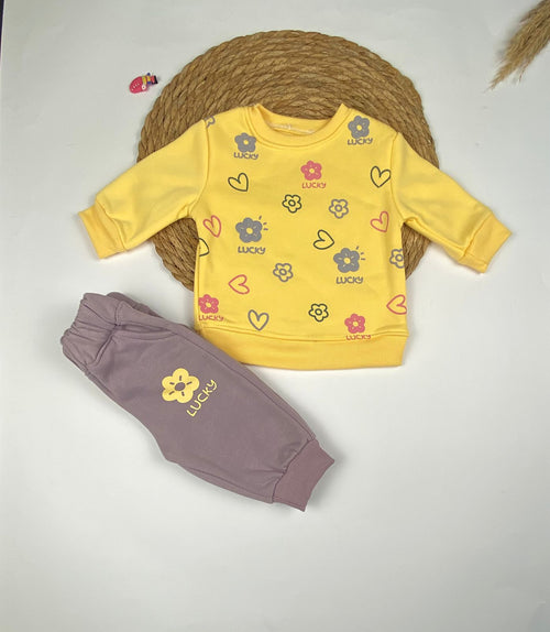 طقم شتوي بناتي خامه ميلتون مكون من قطعتين رسمة قلوب 🩷❤️