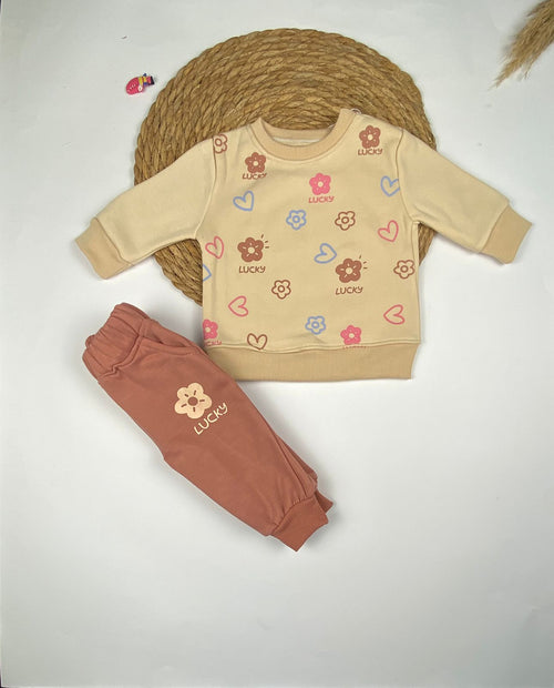 طقم شتوي بناتي خامه ميلتون مكون من قطعتين رسمة قلوب 🩷❤️