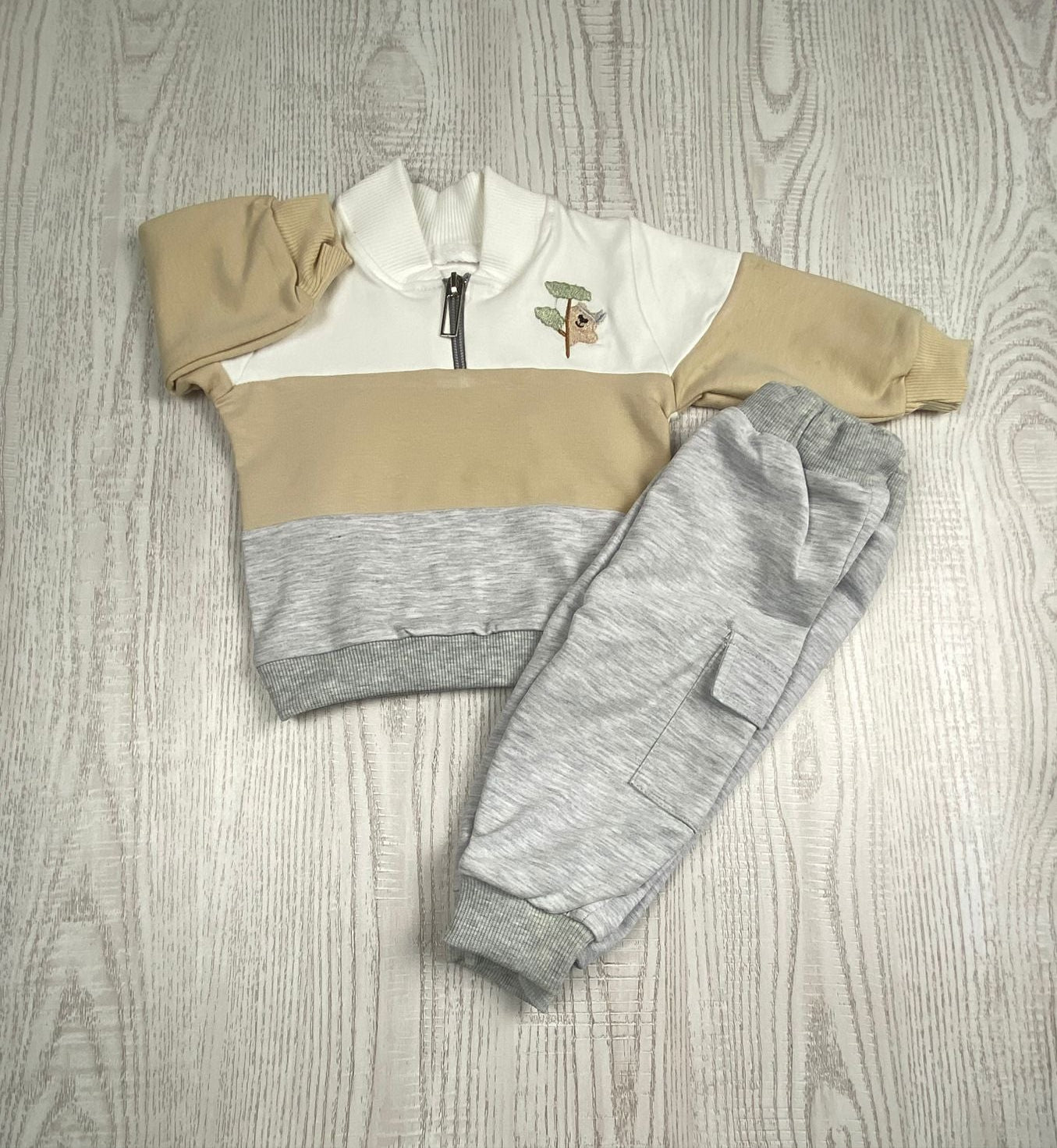 بيجامه خريفي قطن اولادي مكونه من قطعتين رسمة كسلان 🖤🩶