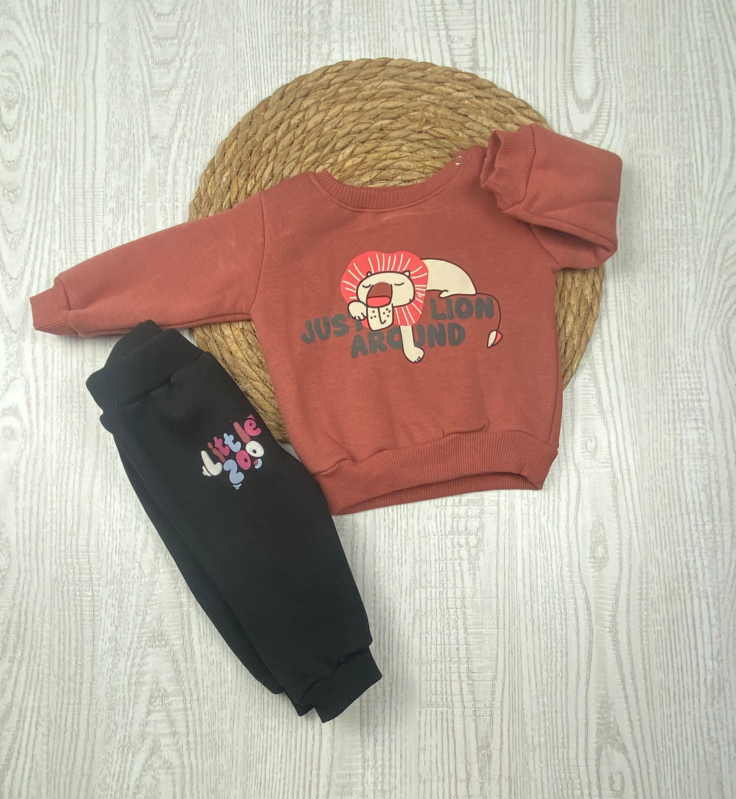 طقم شتوي ميلتون اولادي مكون من قطعتين رسمة اسد🤍🤍