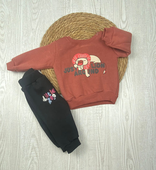 طقم شتوي ميلتون اولادي مكون من قطعتين رسمة اسد🤍🤍