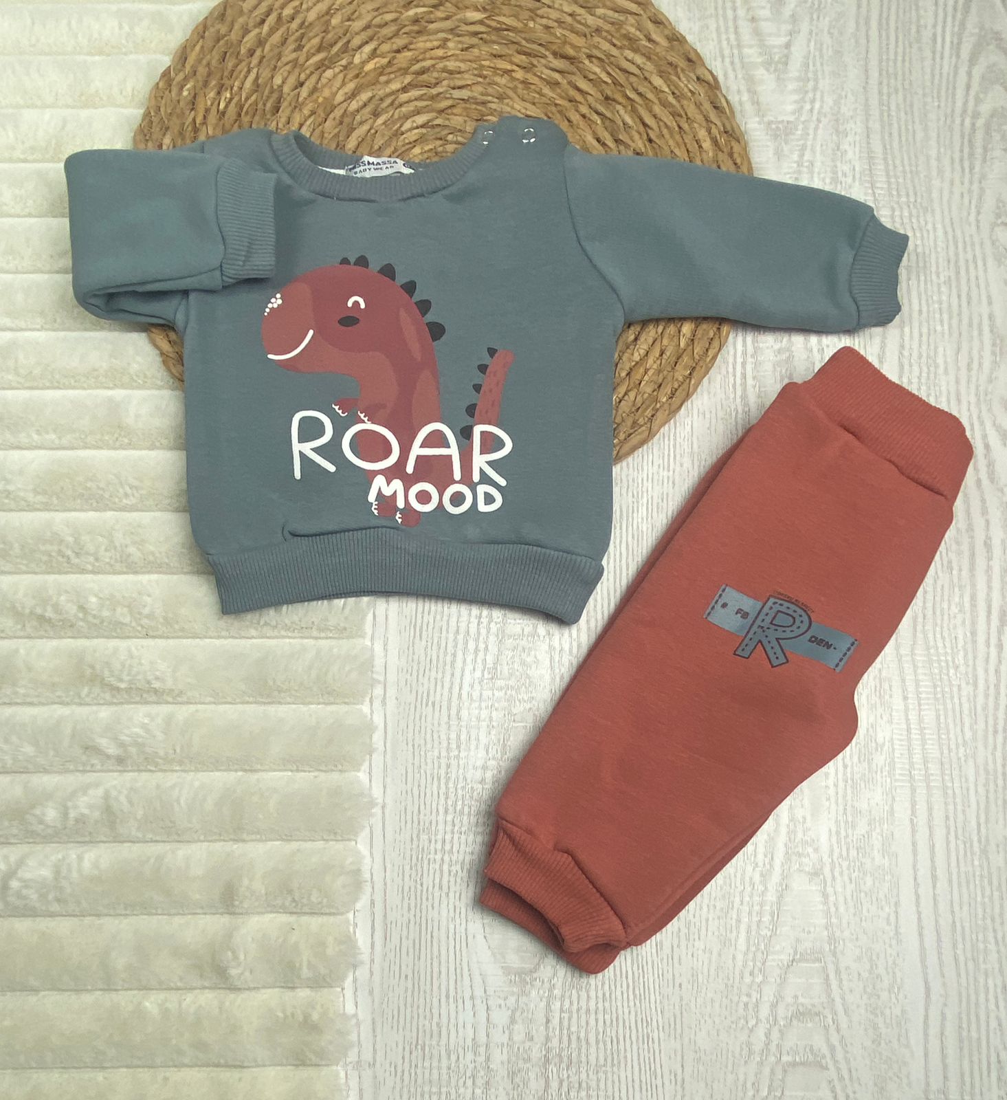 طقم شتوي ميلتون اولادي مكون من قطعتين دينصور 🩵🤍