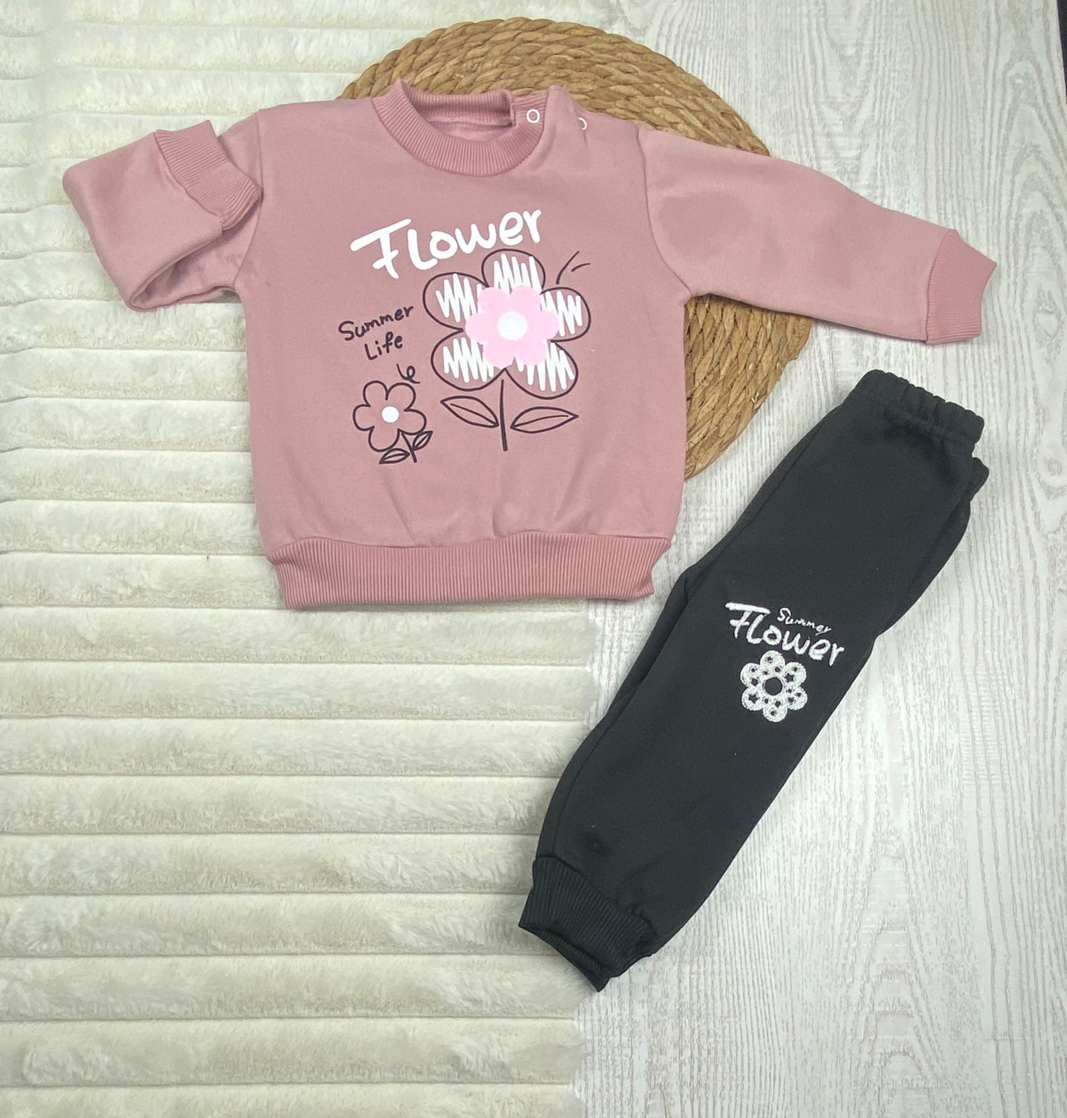 طقم بناتي شتوي خامه ميلتون مكون من قطعتين flower❤️🤍