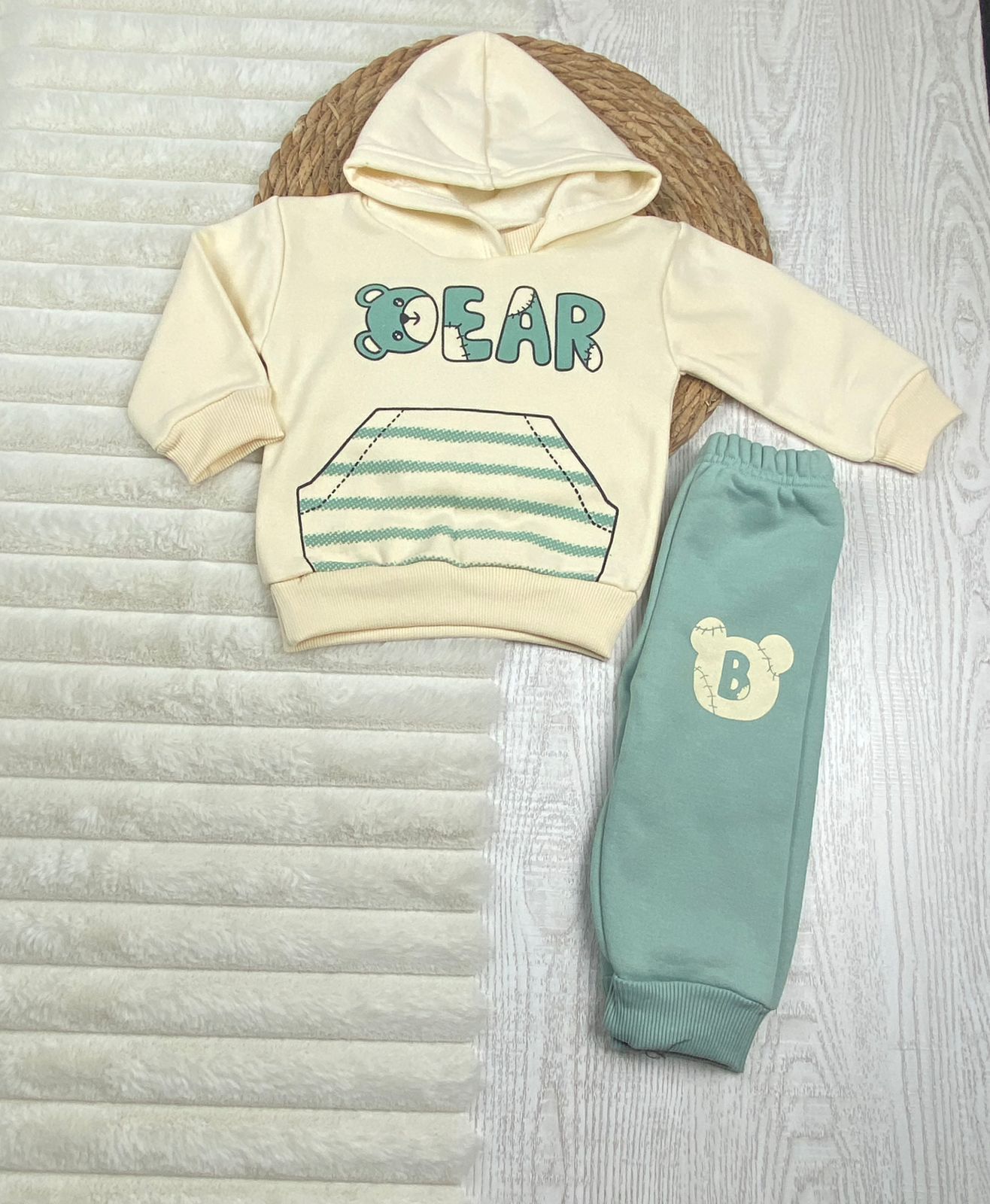 طقم اولادي وبناتي شتوي خامه ميلتون مكون من قطعتين bear❤️🤍