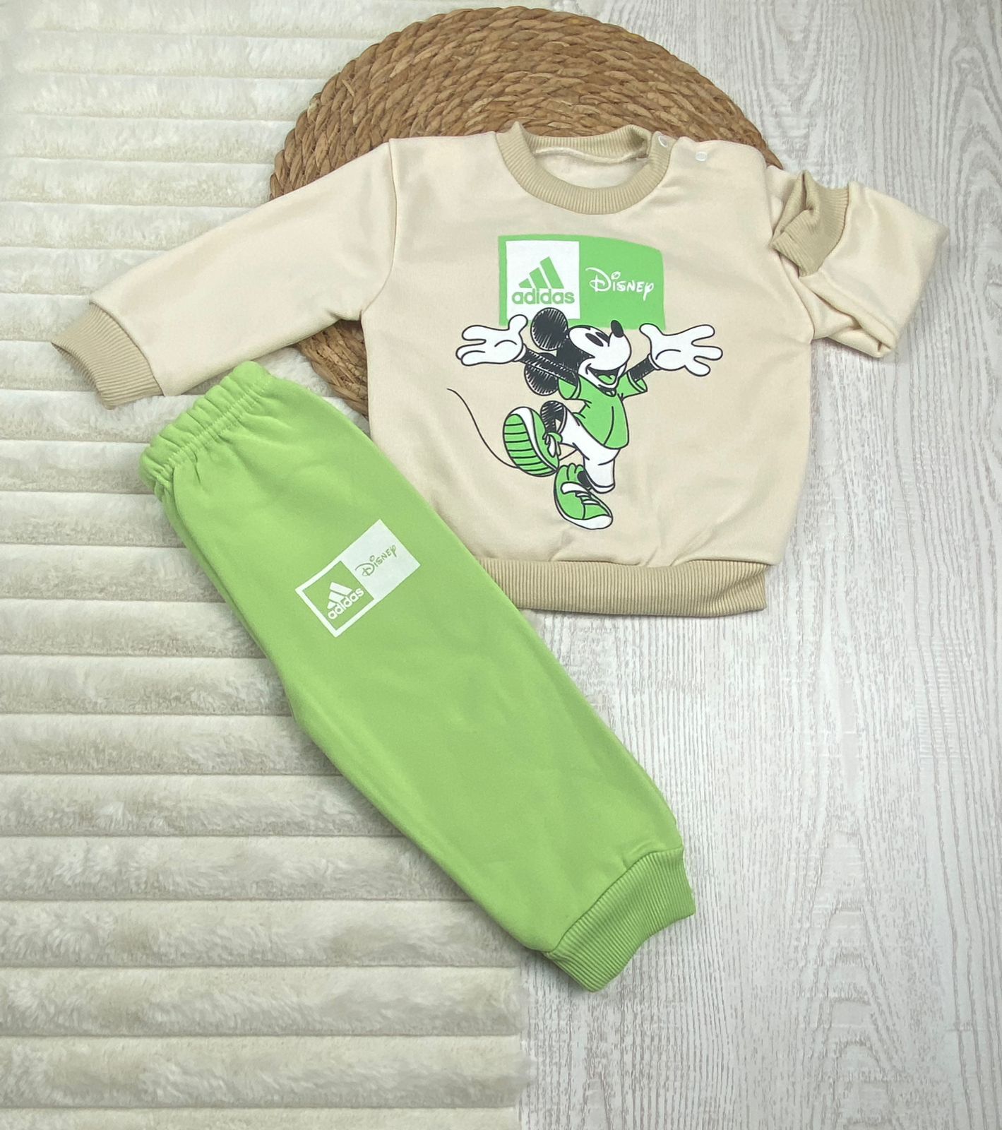 طقم اولادي وبناتي شتوي خامه ميلتون مكون من قطعتين رسمة ميكي ❤️🤍