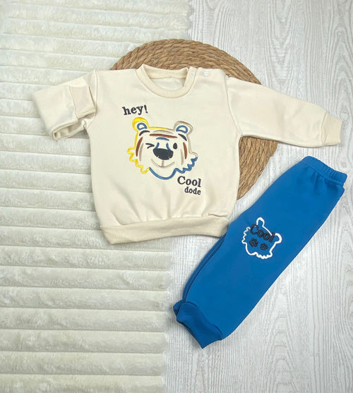 طقم اولادي وبناتي شتوي خامه ميلتون مكون من قطعتين رسمة نمر❤️🤍