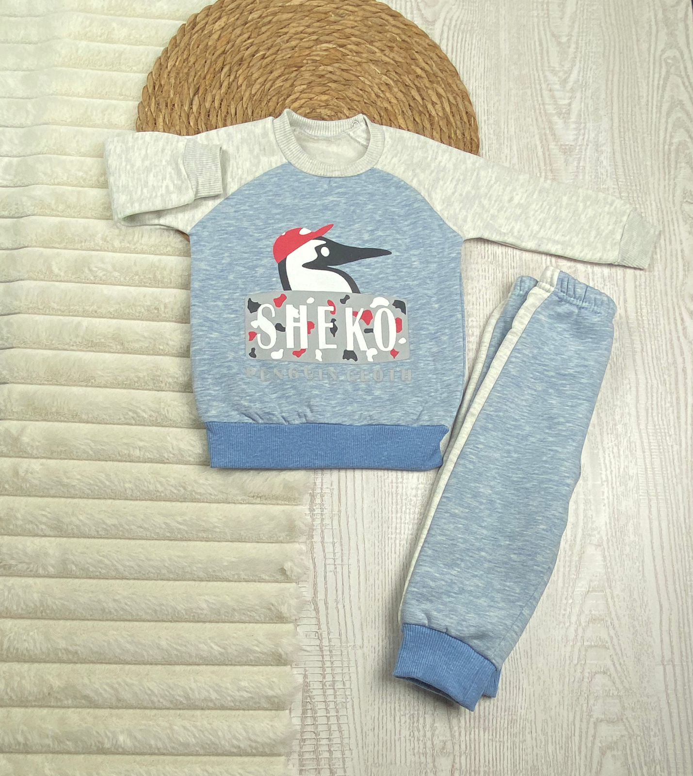 طقم اولادي وبناتي شتوي خامه ميلتون مكون من قطعتين رسمة البطريق❤️🤍