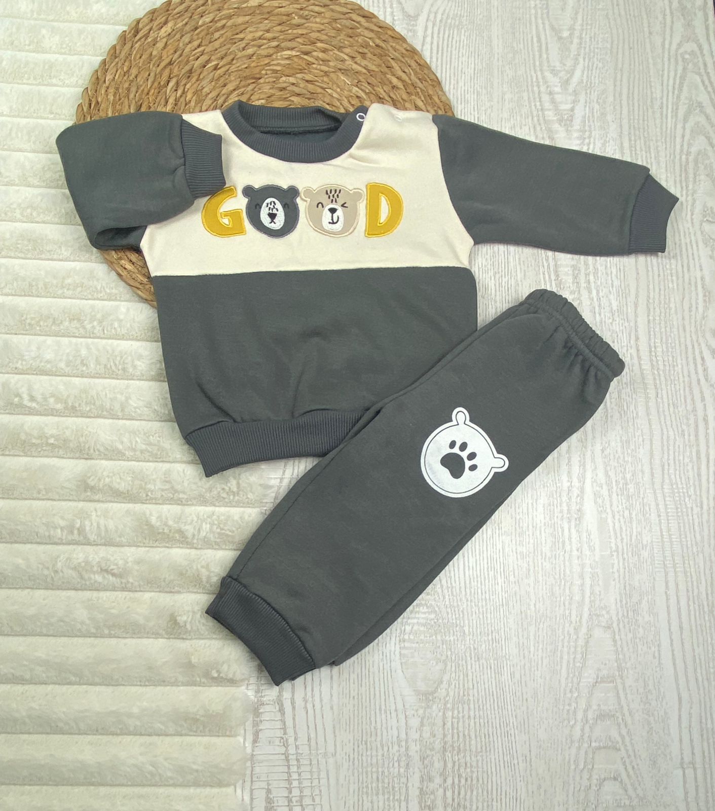 طقم اولادي وبناتي شتوي خامه ميلتون مكون من قطعتين رسمة دبيين❤️🤍