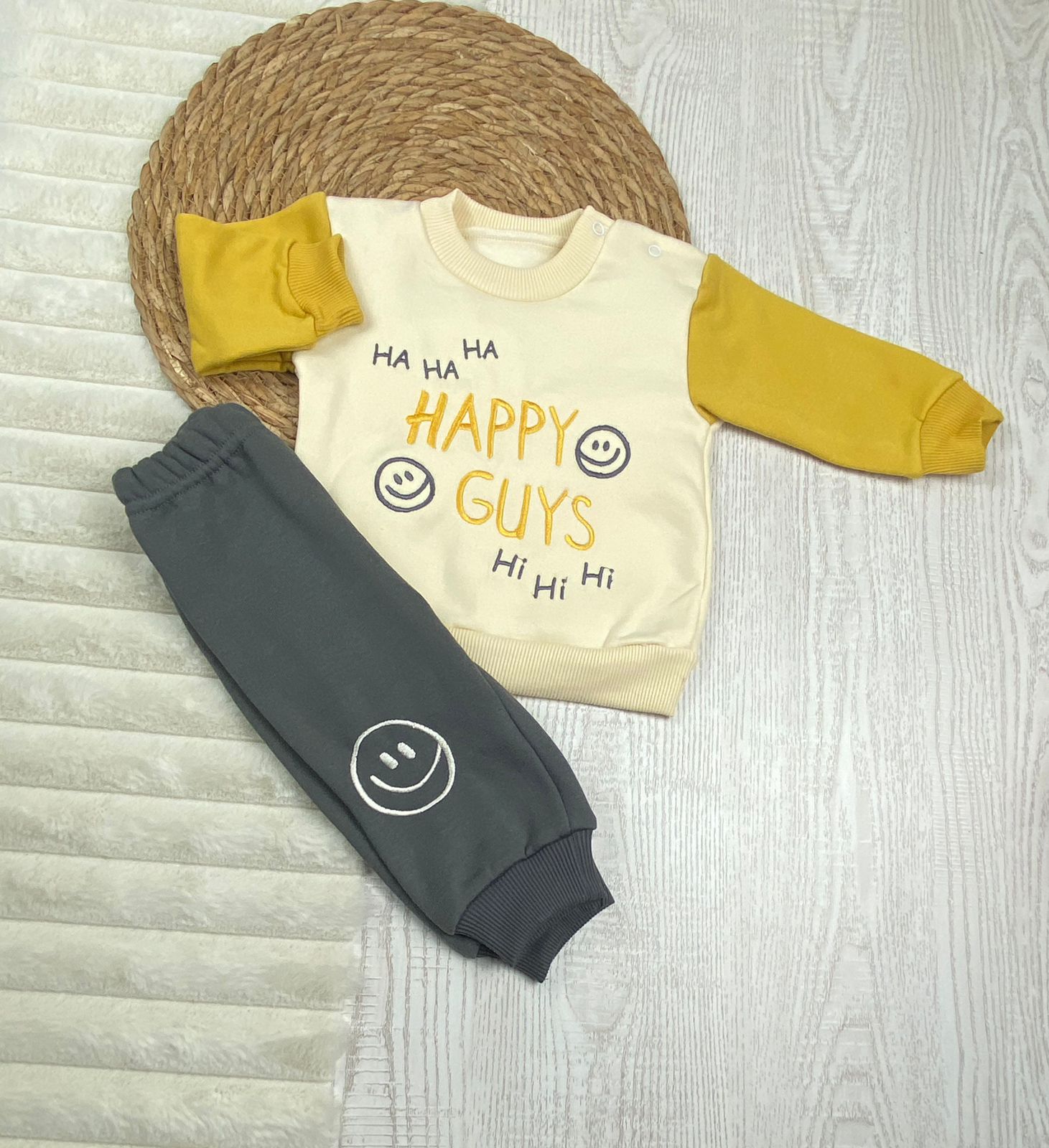 طقم اولادي وبناتي شتوي خامه ميلتون مكون من قطعتين happy guys smile❤️🤍