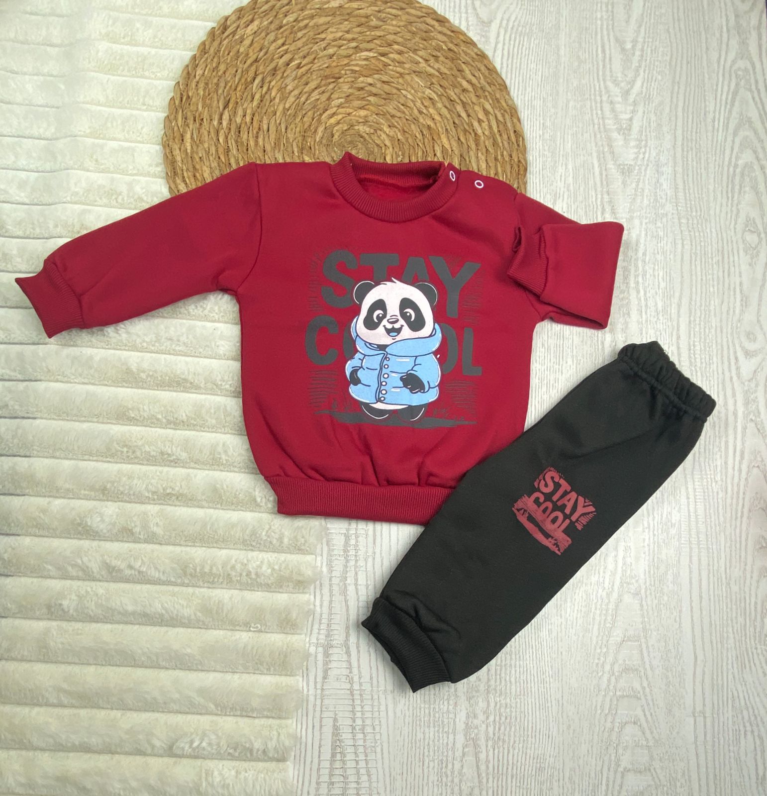 طقم اولادي وبناتي شتوي خامه ميلتون مكون من قطعتين رسمة الباندا❤️🤍