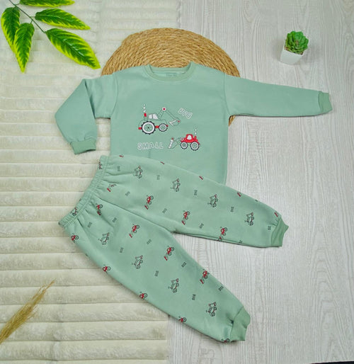 طقم اولادي وبناتي شتوي خامه ميلتون مكون من قطعتين رسمة الجرار  🚜🤍😍