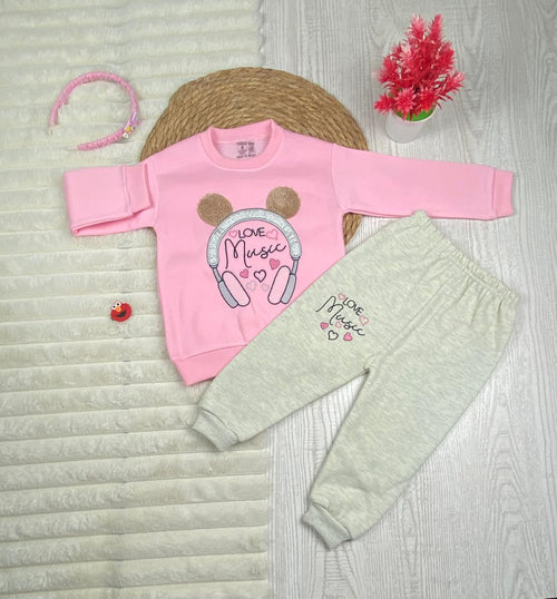 طقم بناتي شتوي خامه ميلتون مكون من قطعتين love music🩵💚