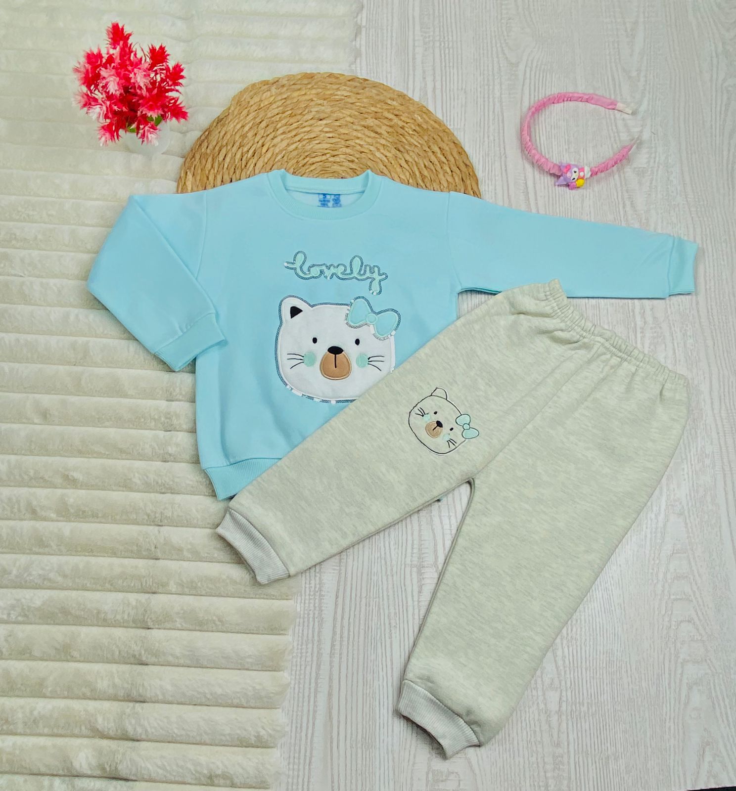 طقم بناتي شتوي خامه ميلتون مكون من قطعتين رسمة دب بفيونكه🩵 🎀