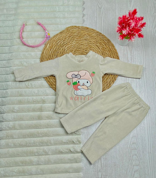 بيجامه قطيفه بناتي مكونه من قطعتين خامه مريحه 🤍🩷