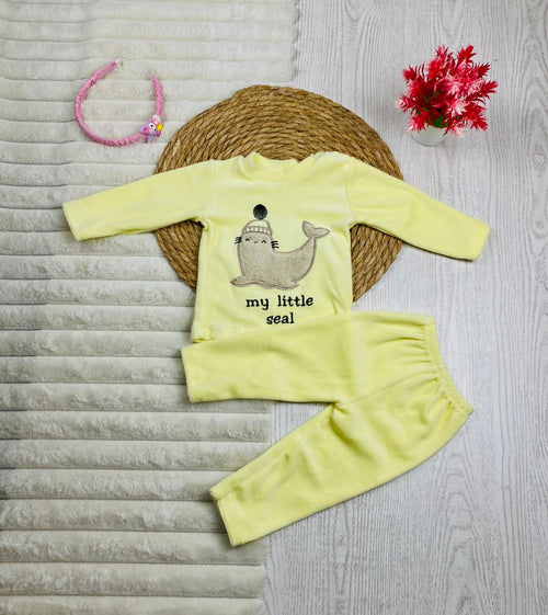 بيجامه قطيفه بناتي مكونه من قطعتين خامه مريحه رسمة الحوت🤍🩷