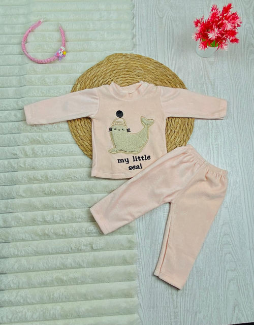 بيجامه قطيفه بناتي مكونه من قطعتين خامه مريحه رسمة الحوت🤍🩷