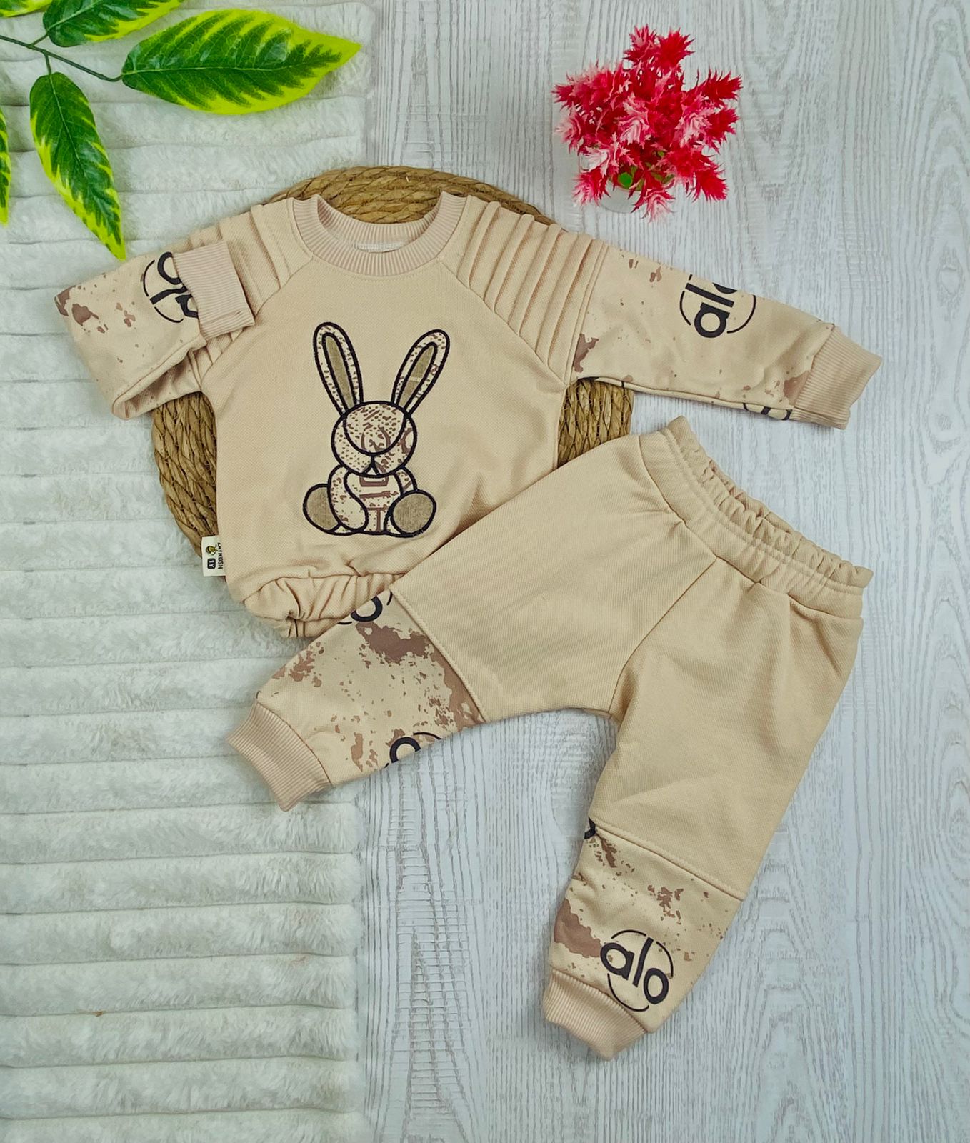 طقم اولادي وبناتي شتوي خامه ميلتون مكون من قطعتين رسمة ارنب🤍🤍