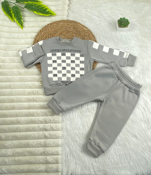 طقم اولادي وبناتي شتوي خامه ميلتون مكون من قطعتين رسمة شطرنج🤍🤍