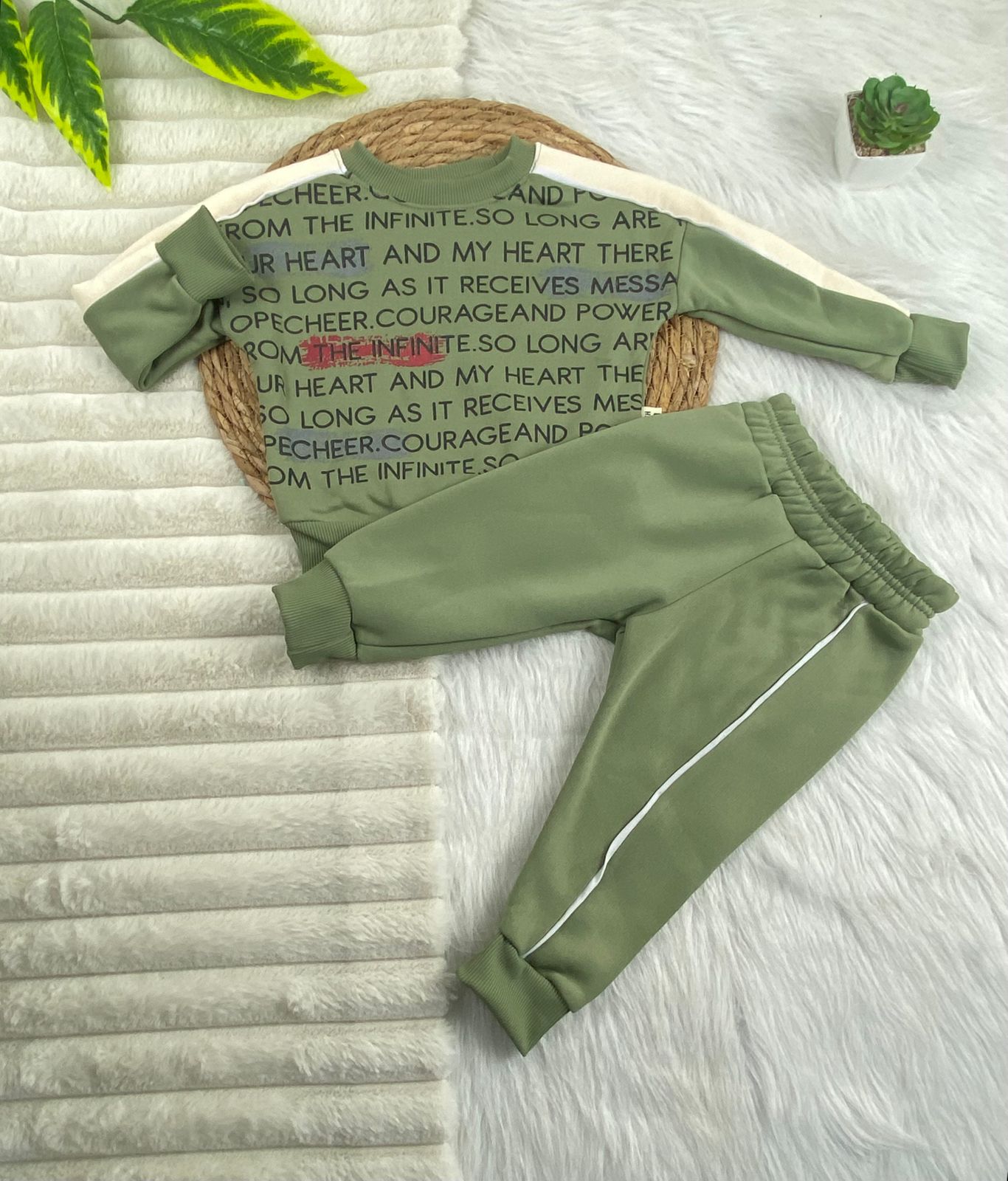 طقم اولادي وبناتي شتوي خامه ميلتون مكون من قطعتين the infinite🤍🤍