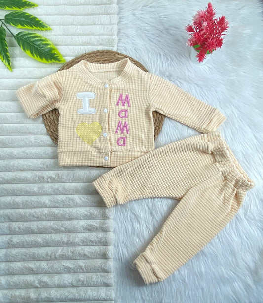 طقم بناتي شتوي خامه قطيفه مكون من قطعتين i love mama🤍🤍