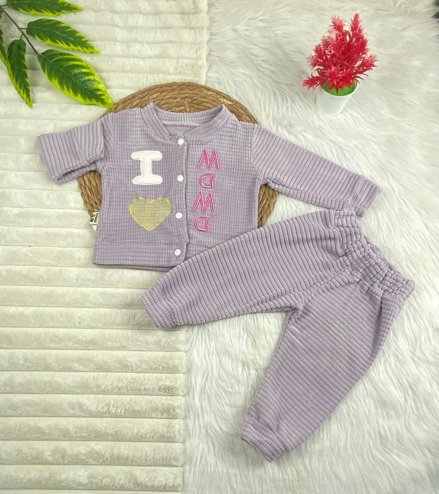 طقم بناتي شتوي خامه قطيفه مكون من قطعتين i love mama🤍🤍