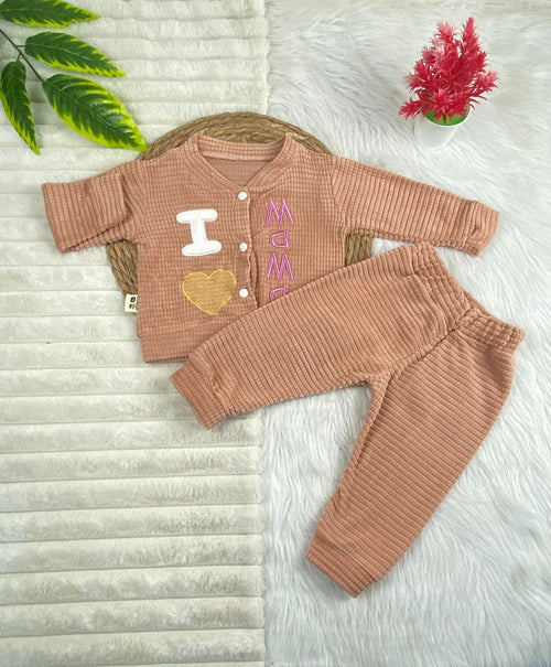 طقم بناتي شتوي خامه قطيفه مكون من قطعتين i love mama🤍🤍