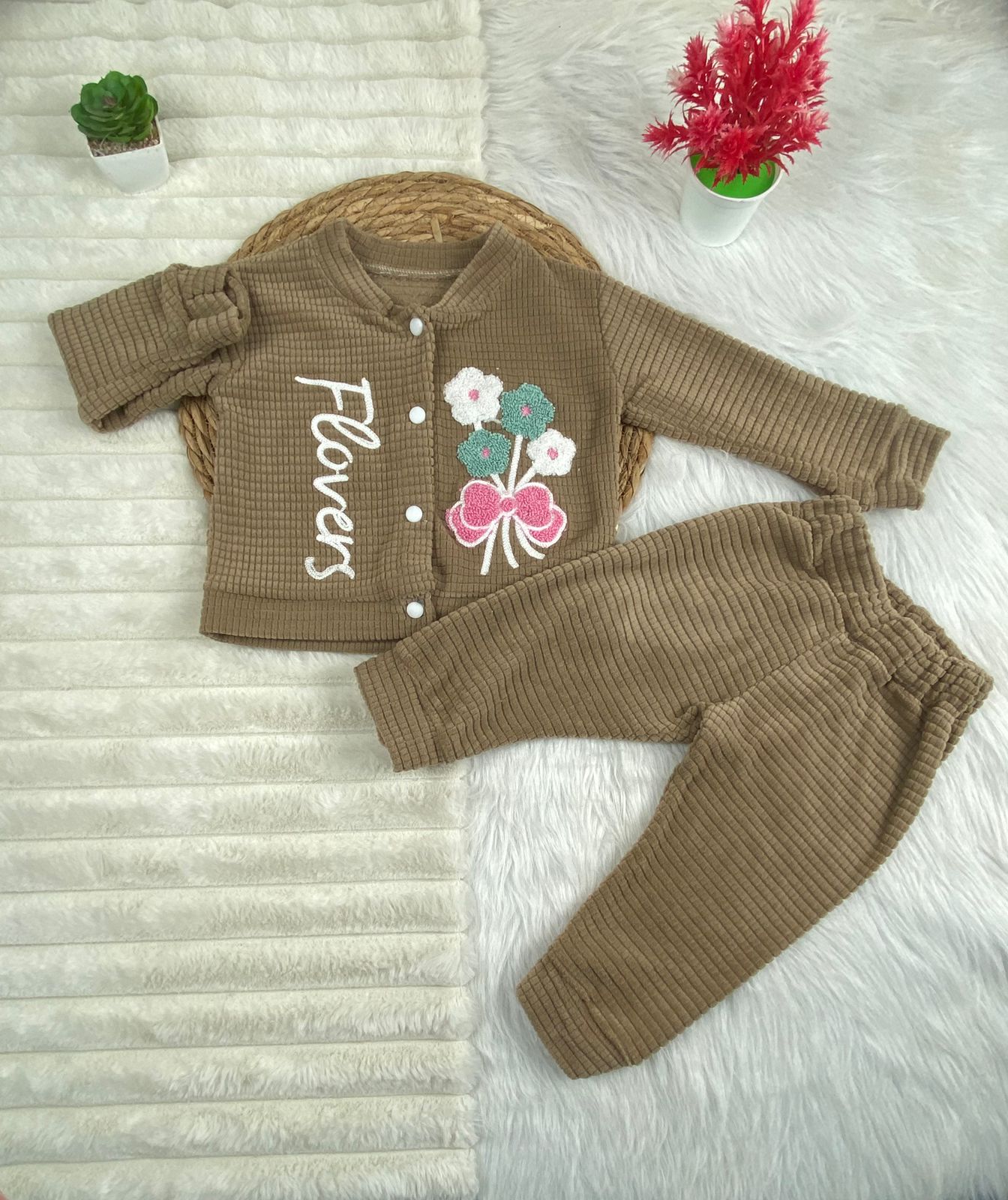 طقم بناتي شتوي خامه قطيفه مكون من قطعتين flower🤍🤍