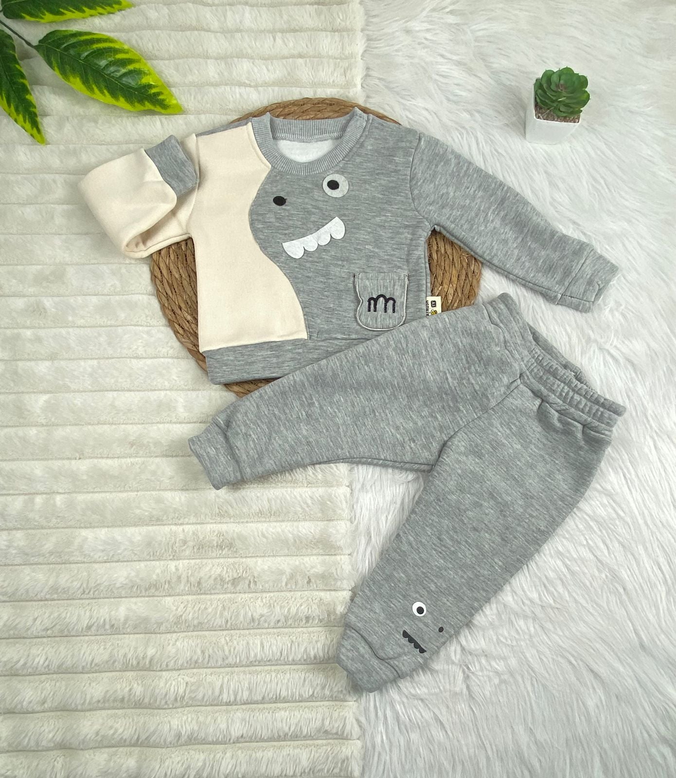 طقم اولادي وبناتي شتوي خامه ميلتون مكون من قطعتين رسمة وحش صغير🤍🤍