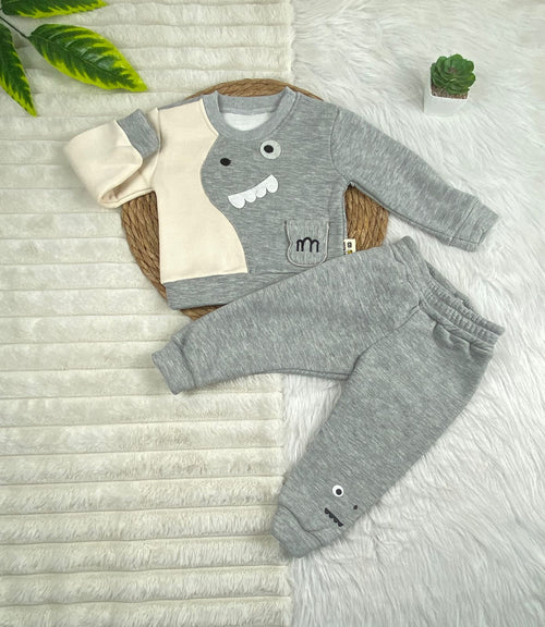 طقم اولادي وبناتي شتوي خامه ميلتون مكون من قطعتين رسمة وحش صغير🤍🤍