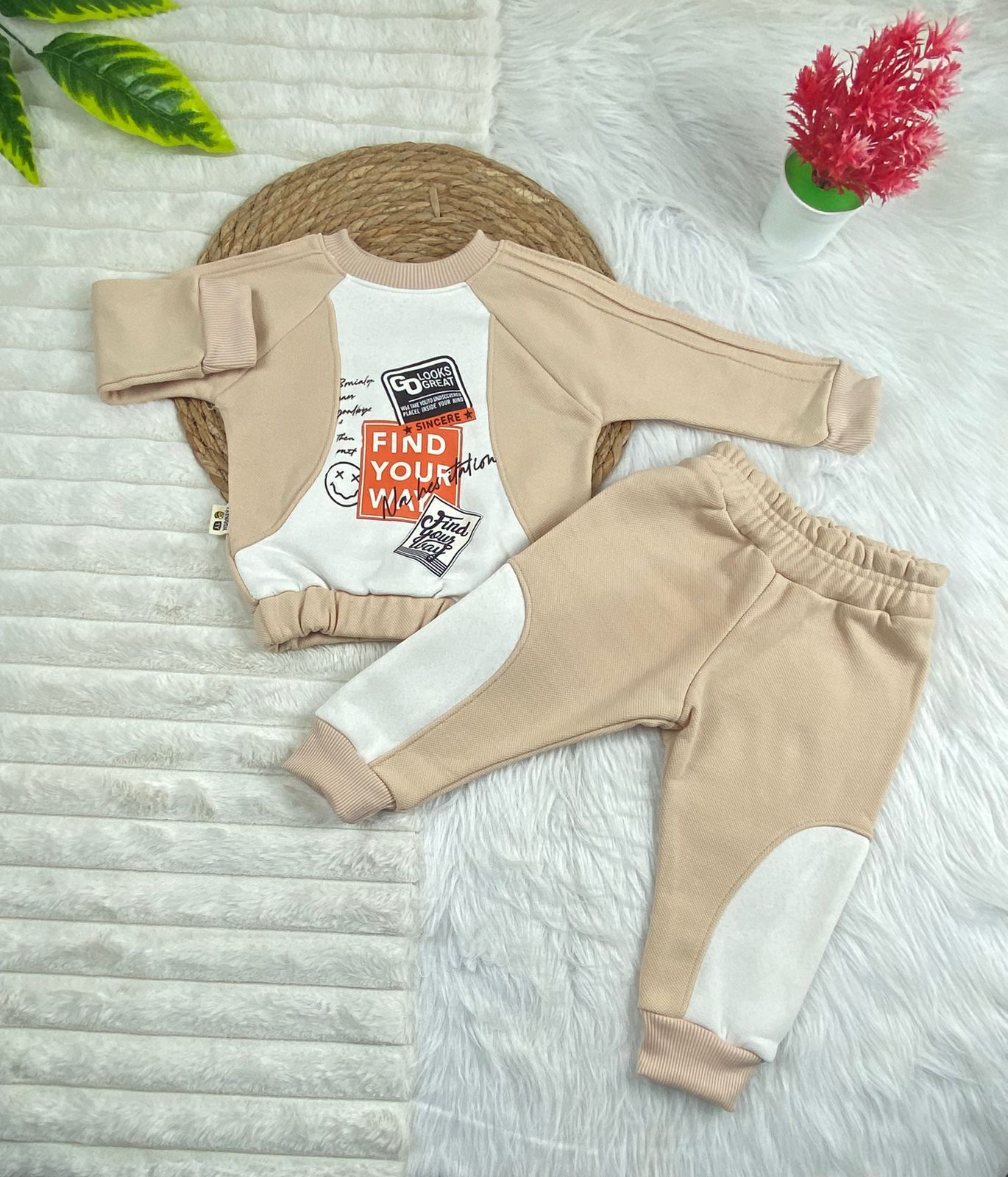 طقم اولادي وبناتي شتوي خامه ميلتون مكون من قطعتين find your way🤍🤍