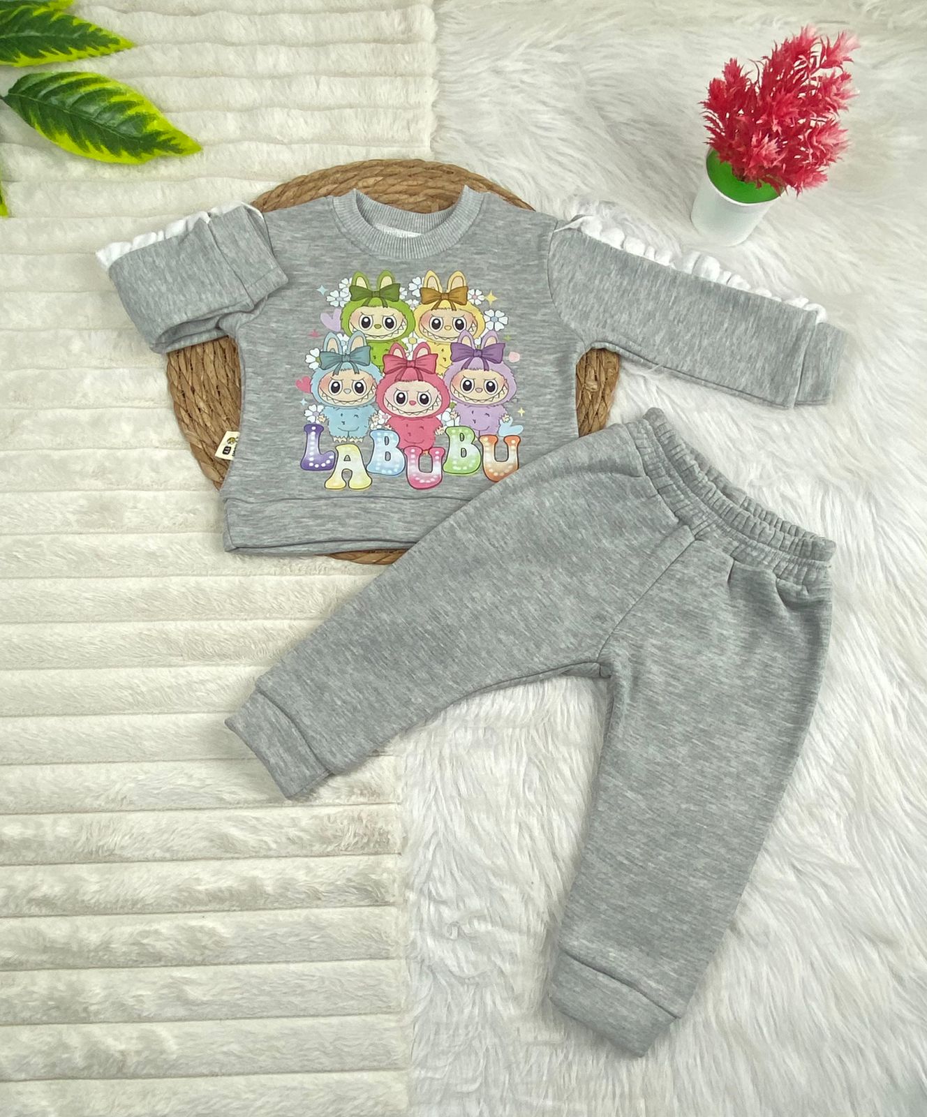 طقم بناتي شتوي خامه ميلتون مكون من قطعتين رسمة لبوبو🤍😍