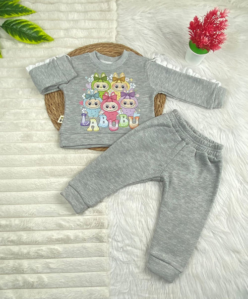 طقم بناتي شتوي خامه ميلتون مكون من قطعتين رسمة لبوبو🤍😍
