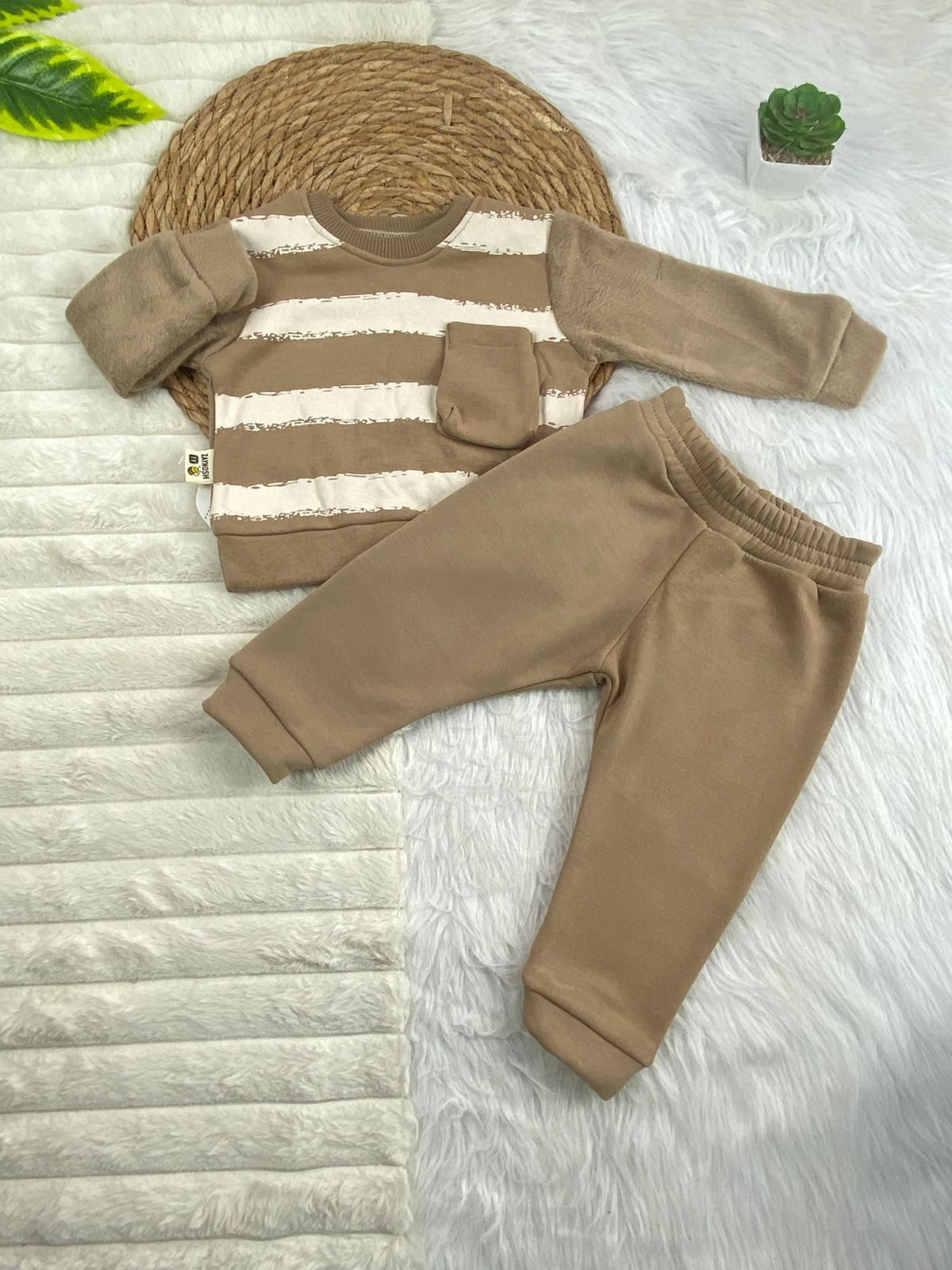 طقم اولادي وبناتي شتوي خامه ميلتون مكون من قطعتين مبطن من الداخل 🤍🤍